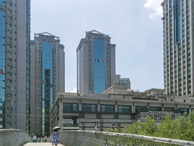 女士美白防晒正确时间